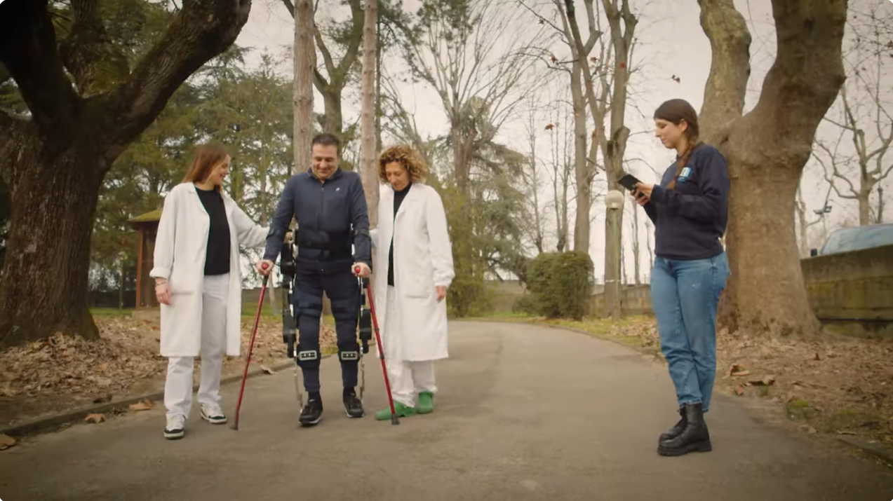 Hombre usando el exoesqueleto Twin al aire libre