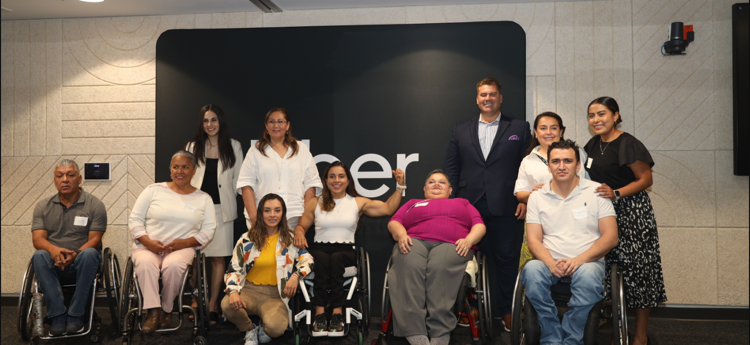 Brenda Osnaya, atleta paralímpica de México, con asistentes a reunión de Uber