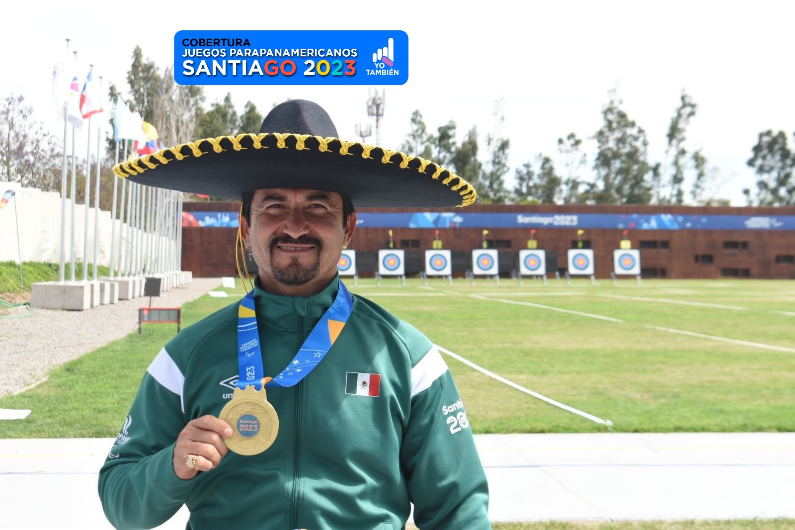 Samuel Molina con sombrero de charro y presumiendo su medalla de oro