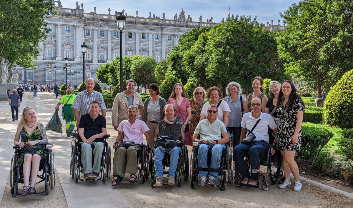 Grupo de turistas con discapacidad en una visita turística | Foto de Accesible Madrid