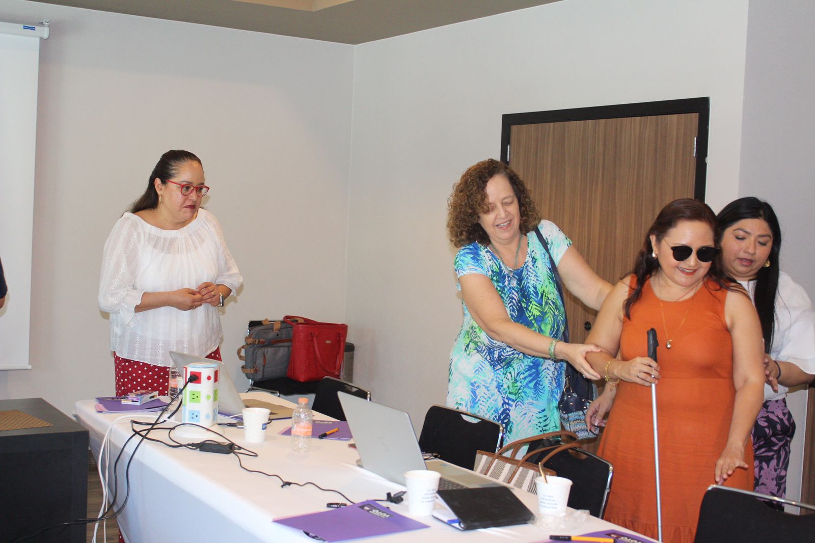 María Luisa Pardo Cué acompañando a Santa Elina Sánchez Negroe (de naranja). A la derecha Katia D'Artigues.