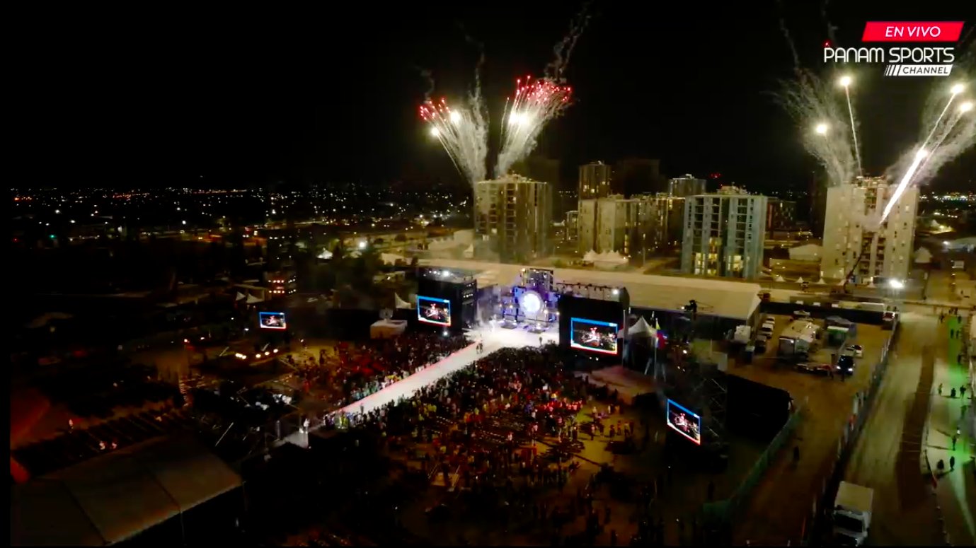 Vista aérea del escenario de Clausura de los Juegos Parapanamericanos Santiago 2023 con fuegos artificiales de fondo
