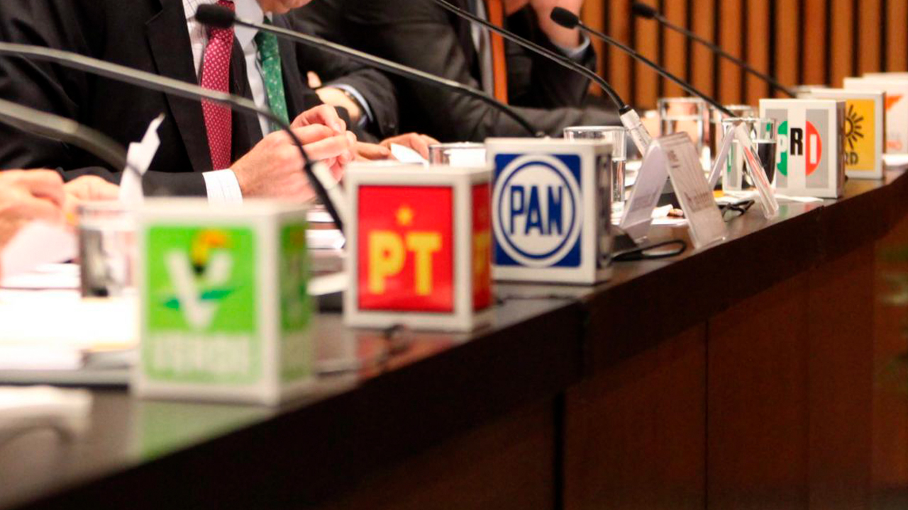 Cubos con logos de partidos políticos encima de una mesa-