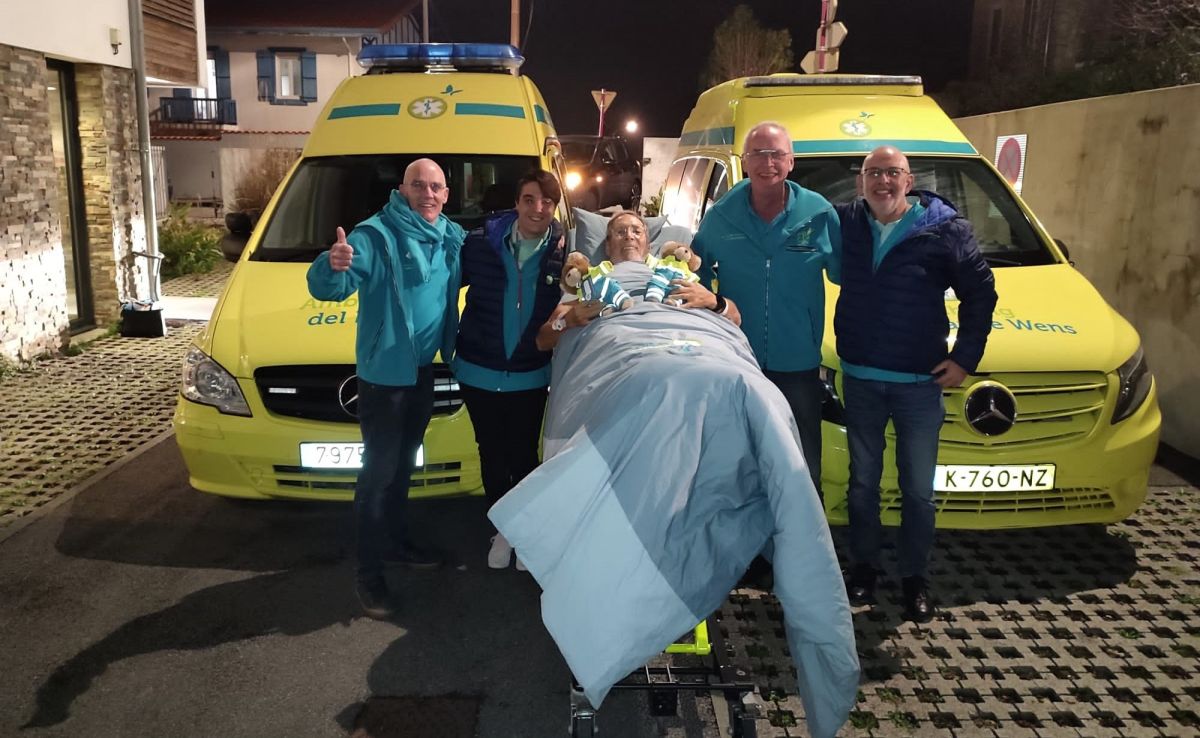 Voluntarios de la Fundación Ambulancia del Deseo, junto a uno de los solicitantes | Foto cedida por la Fundación

