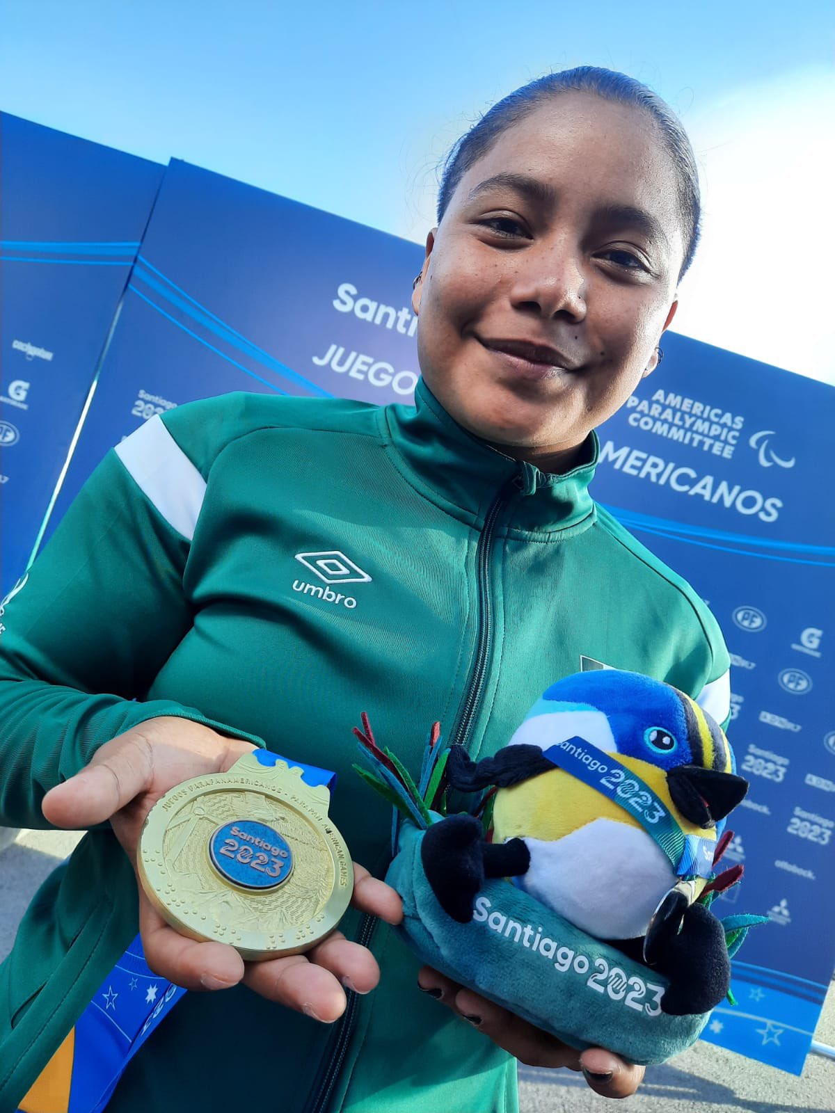 Osoris Machado presume su medalla de oro y su peluche de Fiu la mascota de Santiago 2023