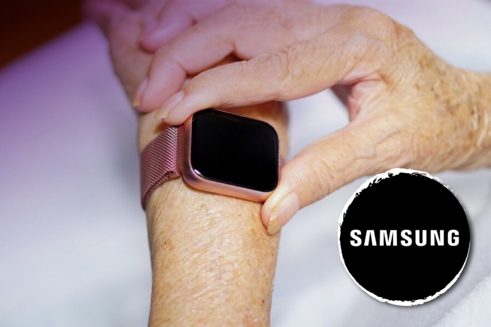 Mano de una persona mayor usando un reloj. A la derecha el logo de Samsung.
