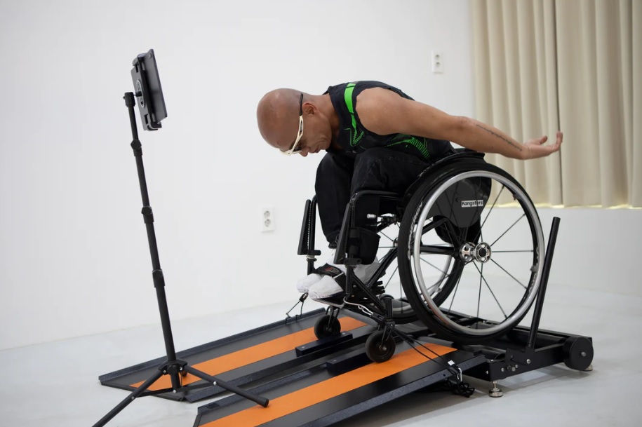 Wheely-X, una cinta de correr para sillas de ruedas dirigida a los usuarios de videojuegos fue desarrollada por Kangsters, una startup surcoreana 