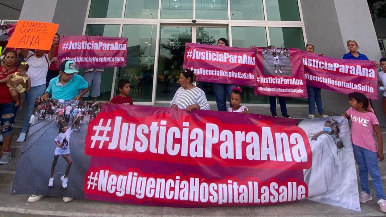 Familiares y amigos de Ana protestando con una pancarta roja en donde se lee: #JusticiaParaAna. #NegligenciaHospitalLaSalle