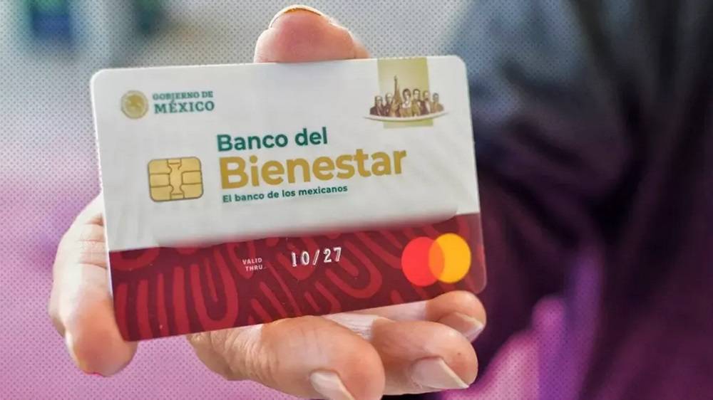 Una persona mayor sosteniendo su tarjeta del Banco del Bienestar