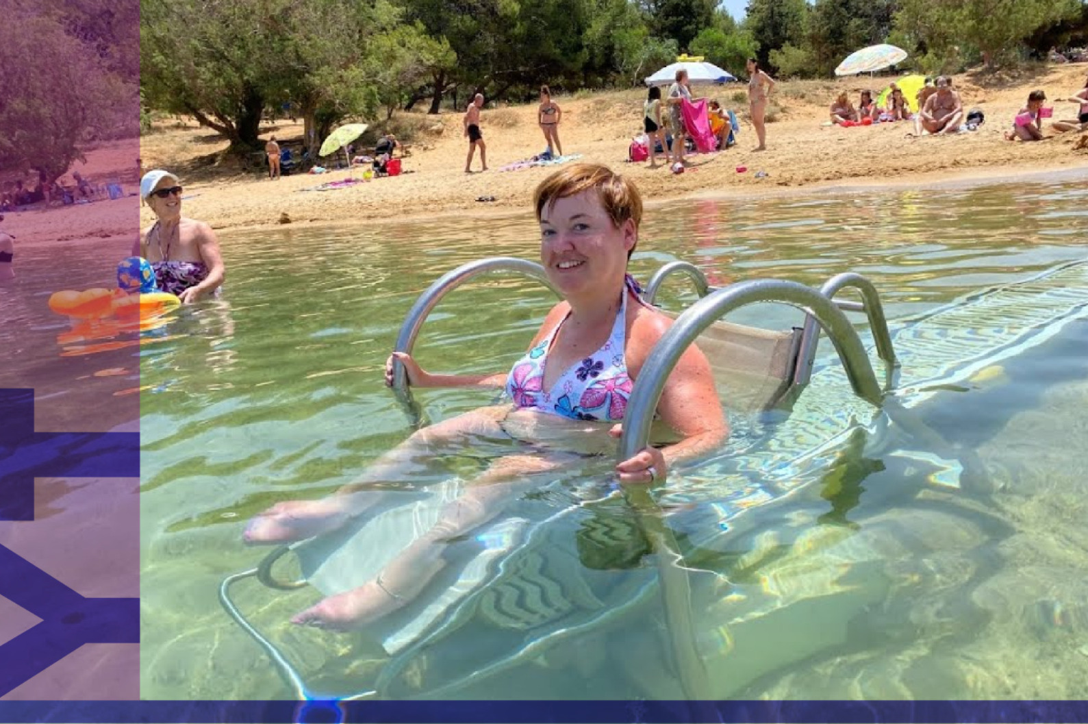 Mujer en silla de ruedas en una playa.