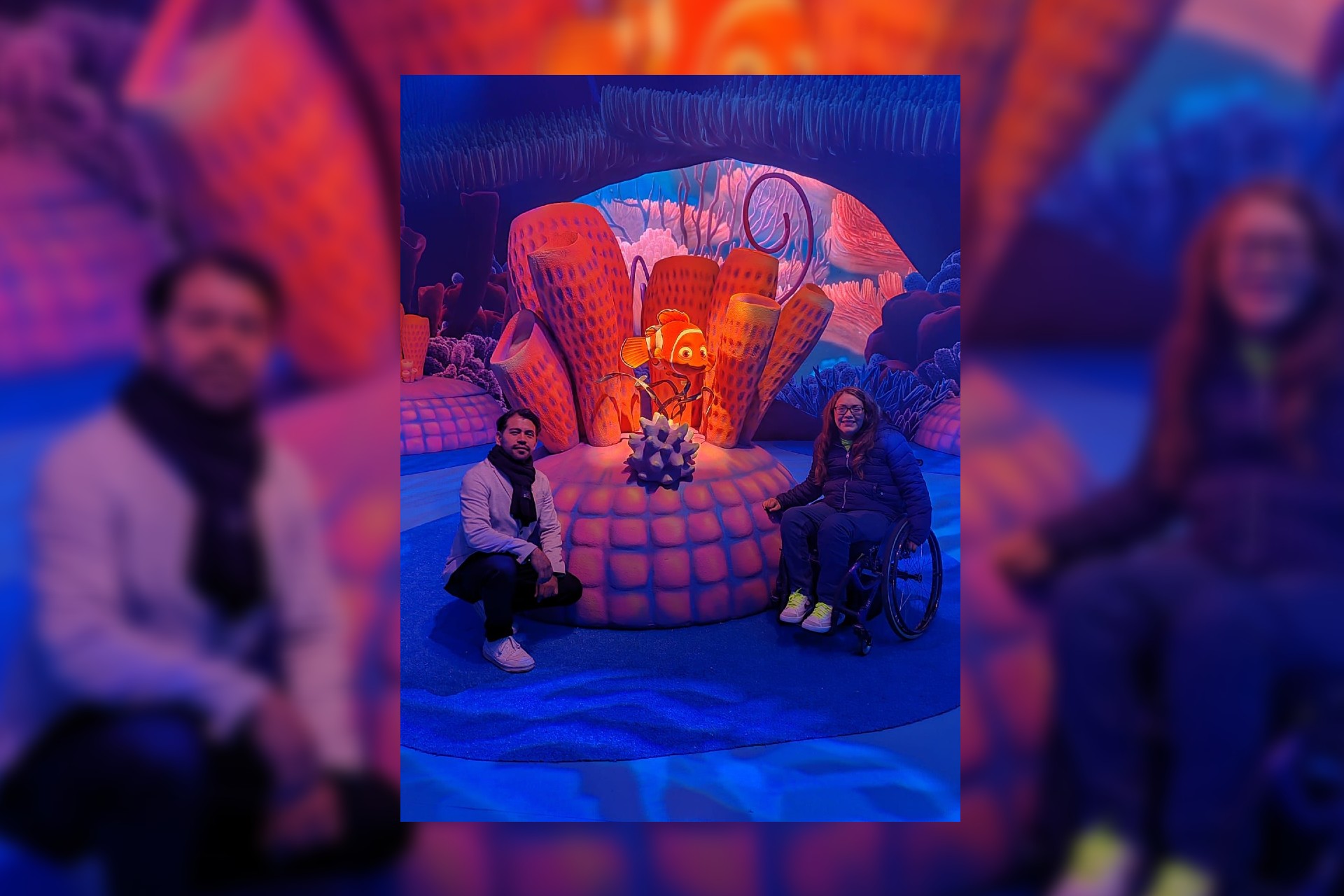 Foto de dos personas en Mundo Pixar, una experiencia accesible, con Lengua de señas Mexicanas, audio descripciones y hasta una sala de descanso sensorial para personas con neurodivergencias.
