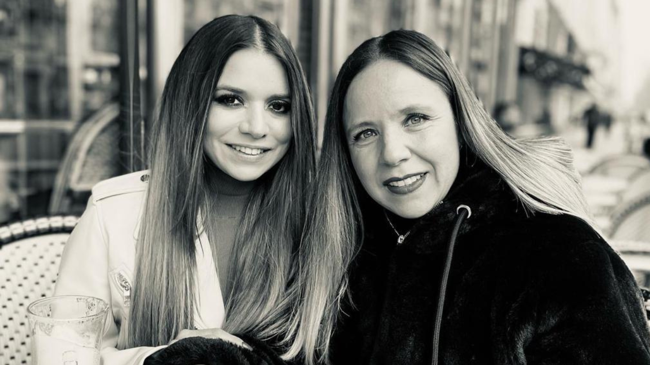 Doris García (a la izquierda) y su hija Prys (a la derecha) en una fotografía en blanco y negro.