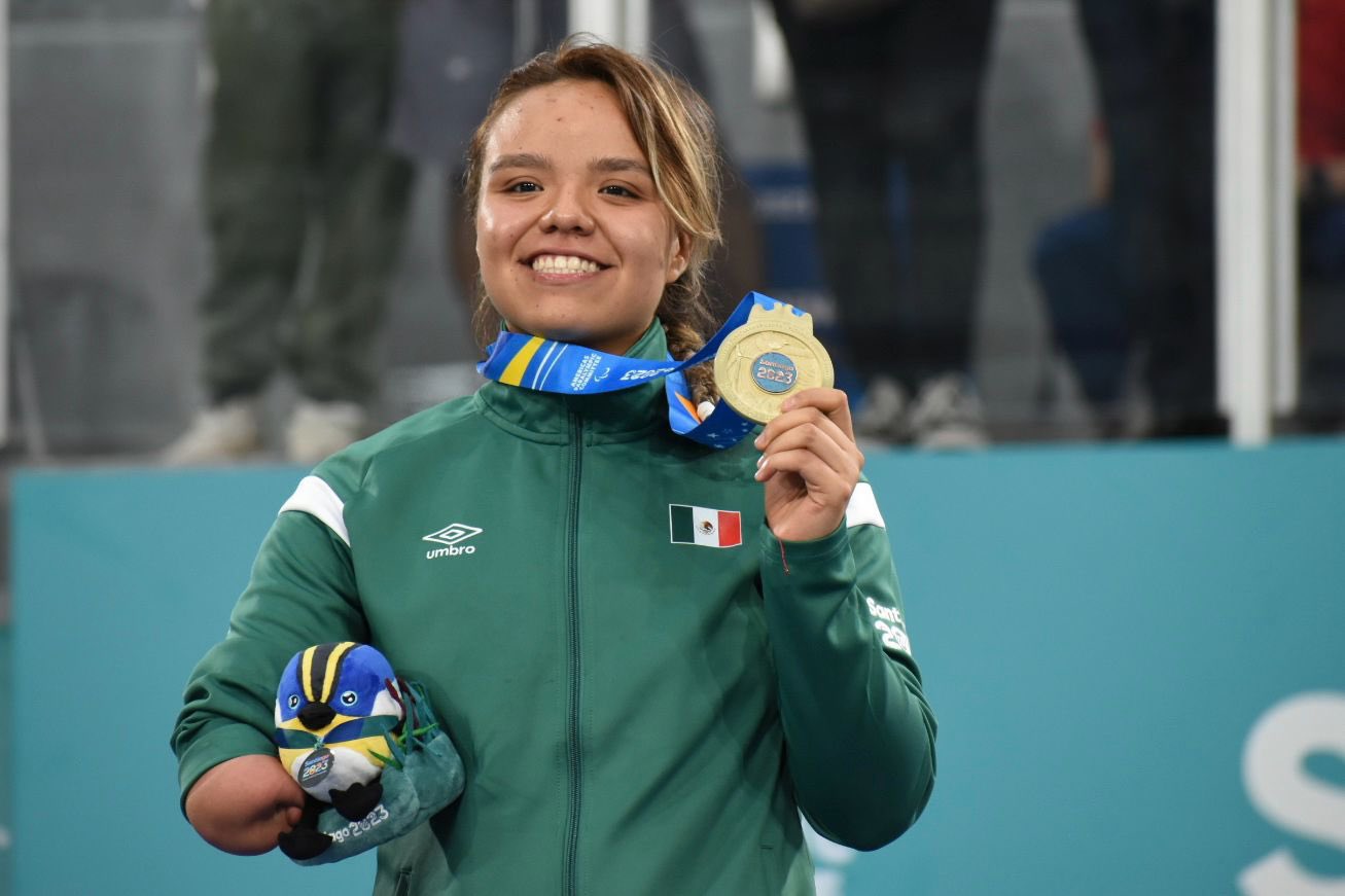 Fernanda Vargas sonríe junto a su medalla de oro de Santiago 2023