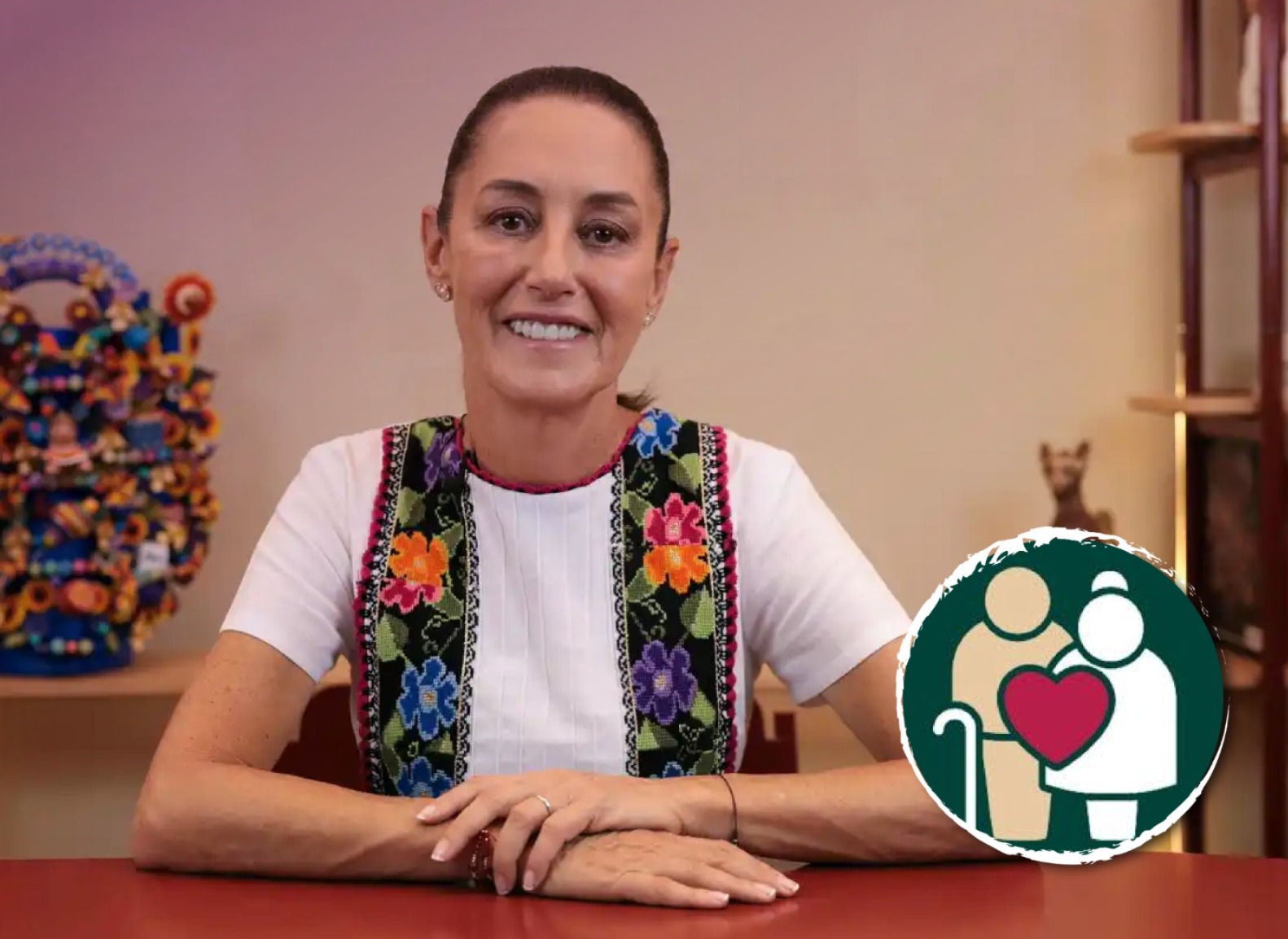 Fotografía de Claudia Sheinbaum sonriendo con una mano encima de la otra.