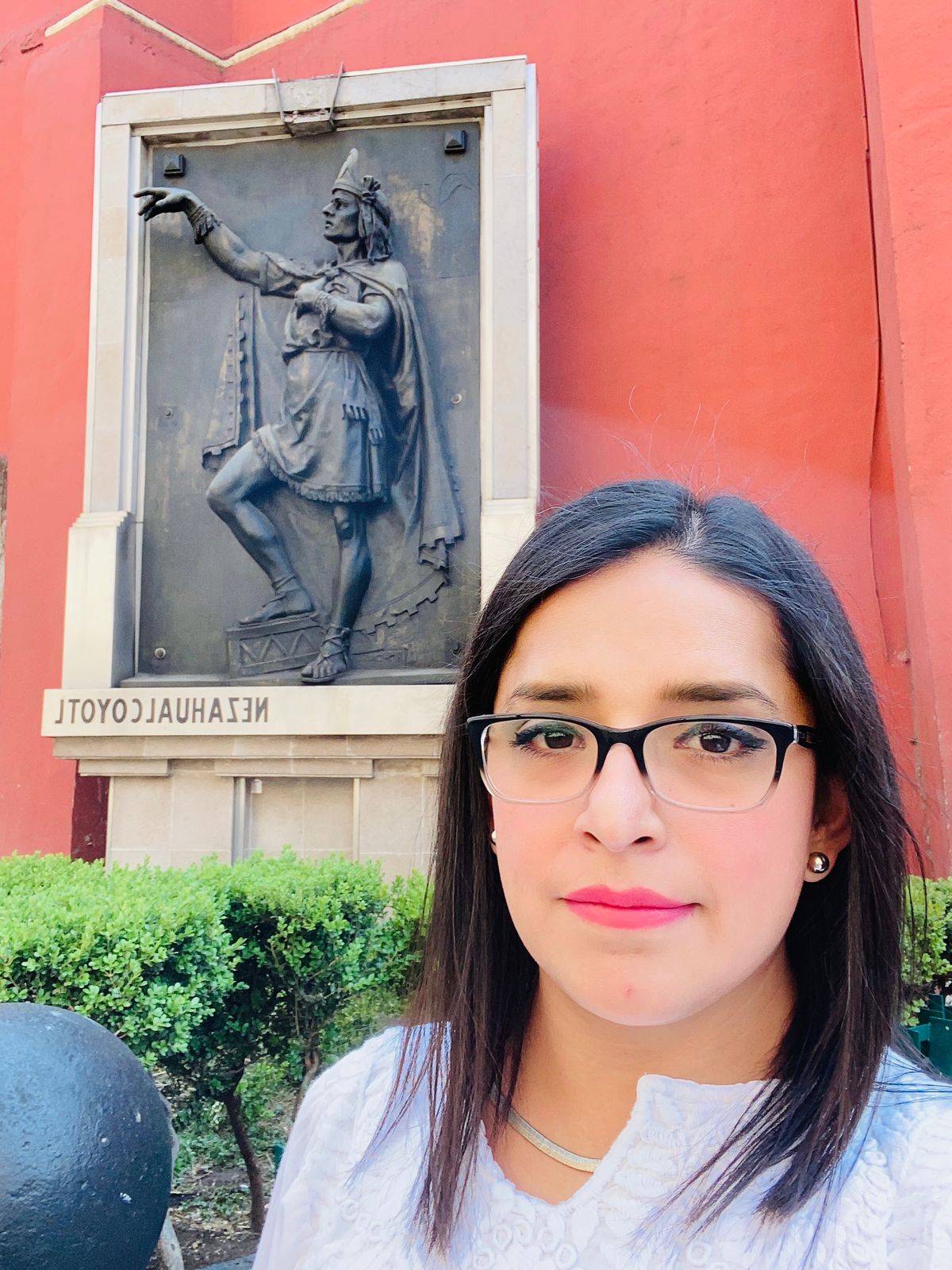 Rubí Gudiño posando en el monumento al Rey Poeta Nezahualcóyotl en el Centro Histórico de la CdMx