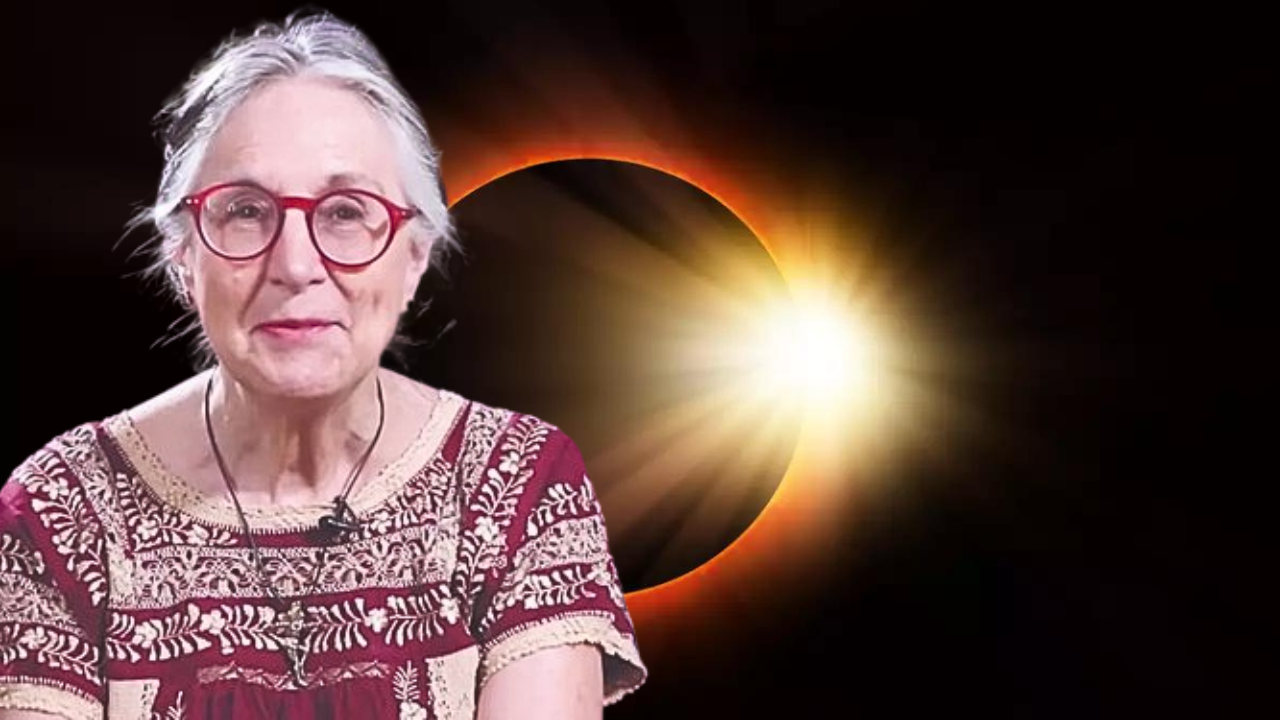 Fotografía de Julieta Fierro, detrás de ella la imagen de un eclipse solar.
