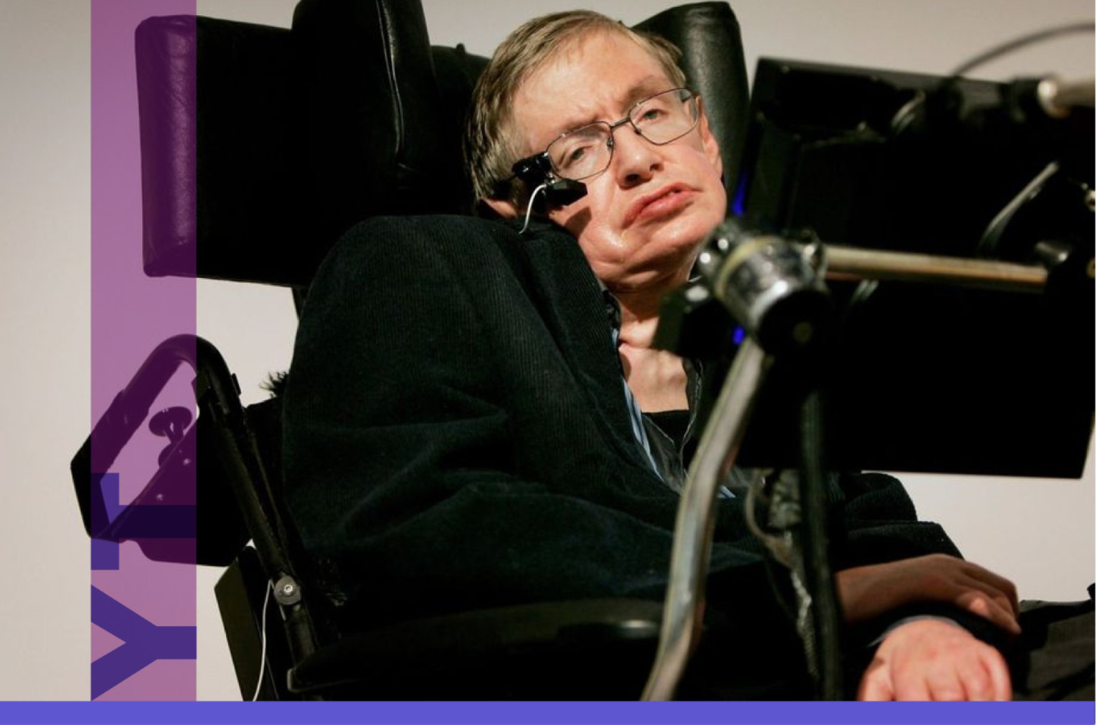 Stephen Hawking, en su silla de ruedas equipada con el dispositivo de comunicación que utilizaba para hablar.