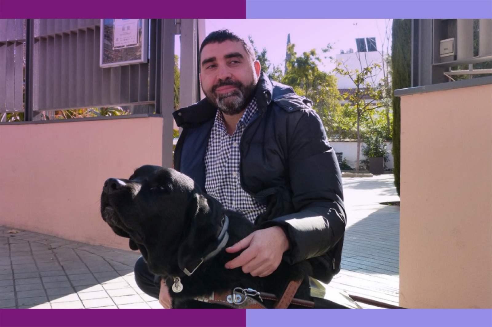 Enrique Pérez Montero junto a su perro guía.