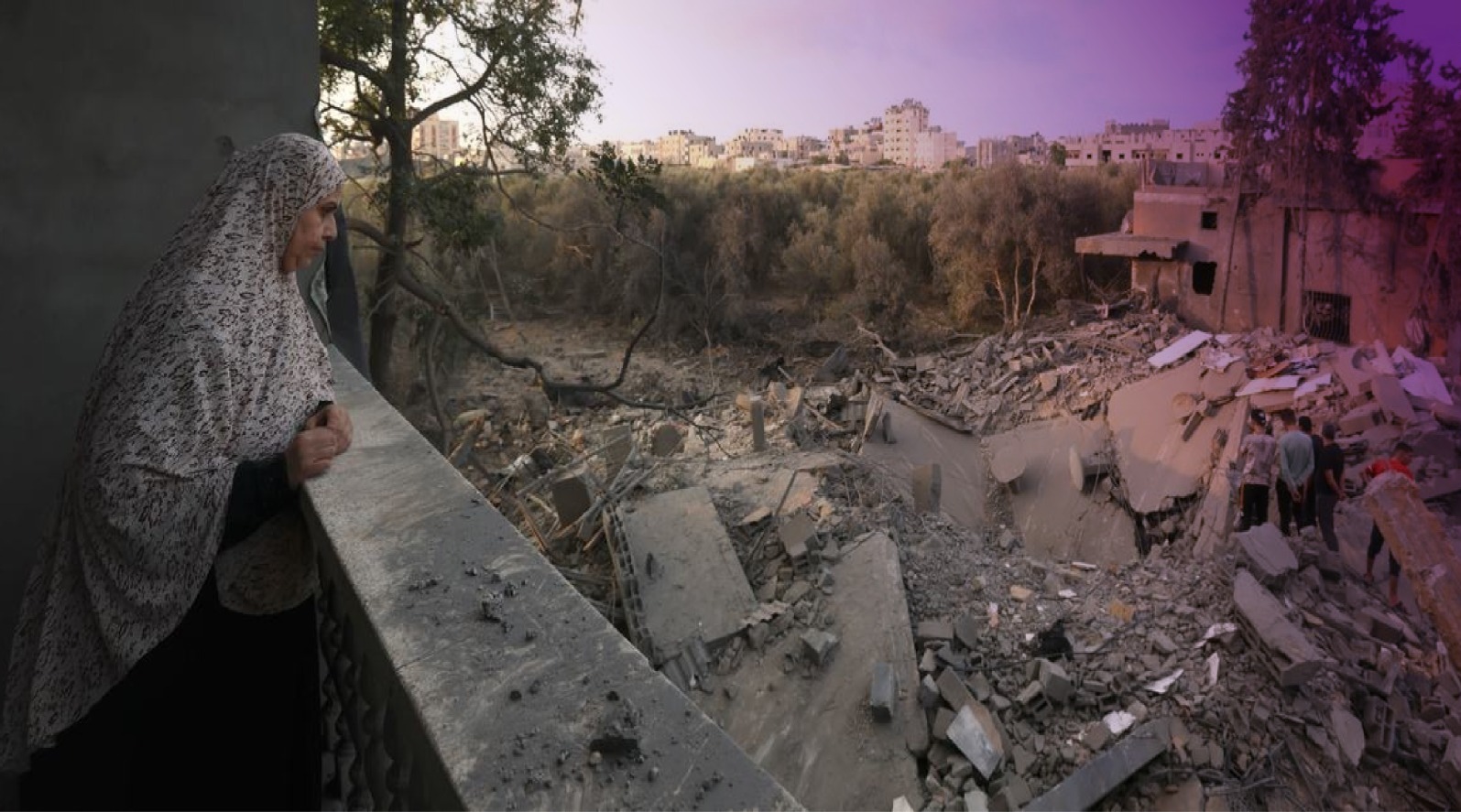 Mujer viendo destrozos en Gaza.