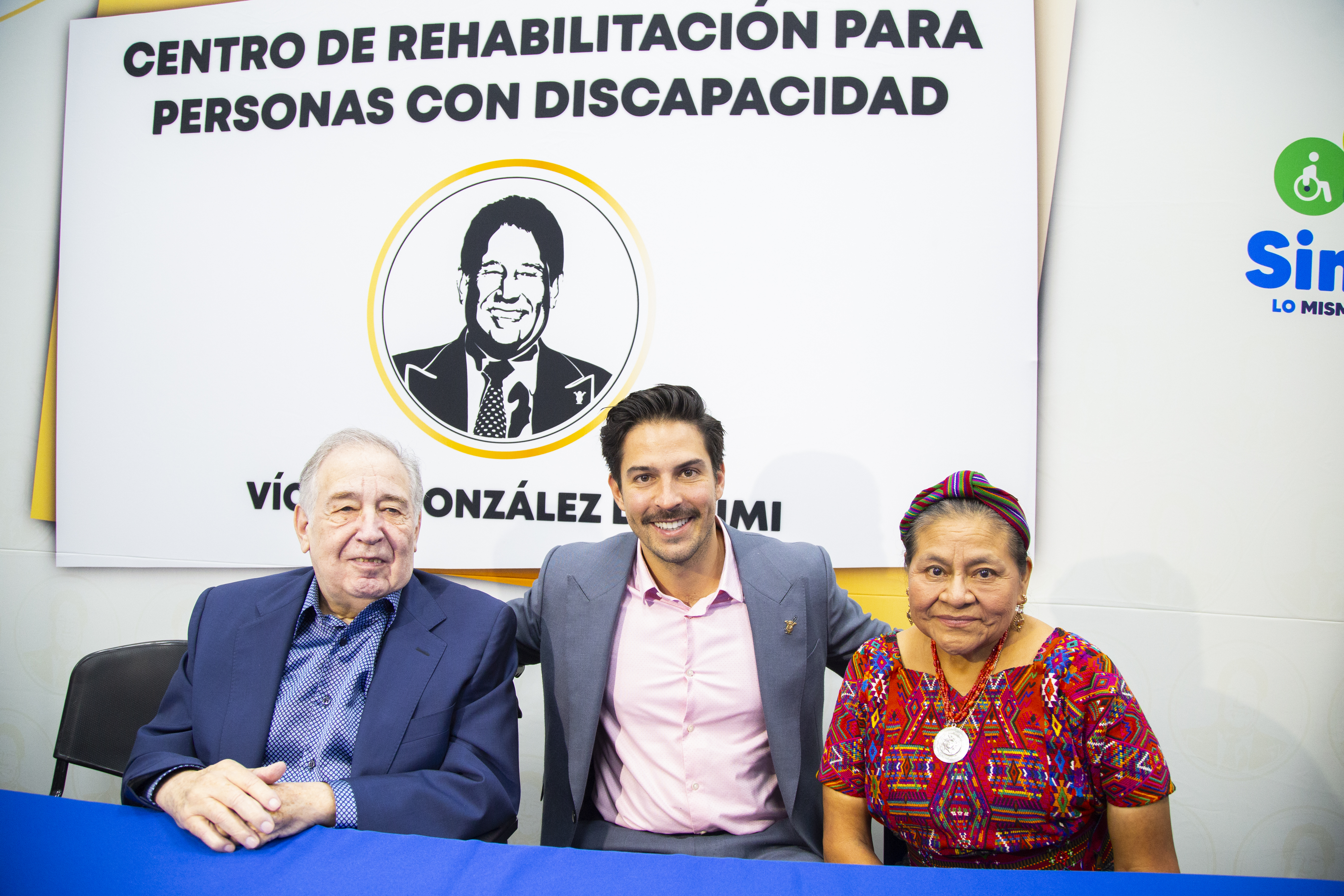 Víctor González Torres Dr. Simi, Víctor González Herrera y Rigoberta Menchú.