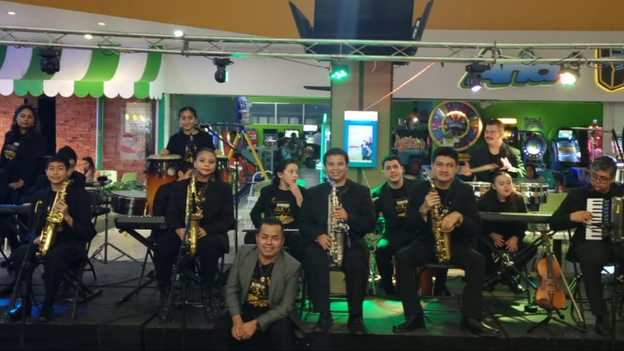 Niños y adultos de la Orquesta Inclusiva de Veracruz.