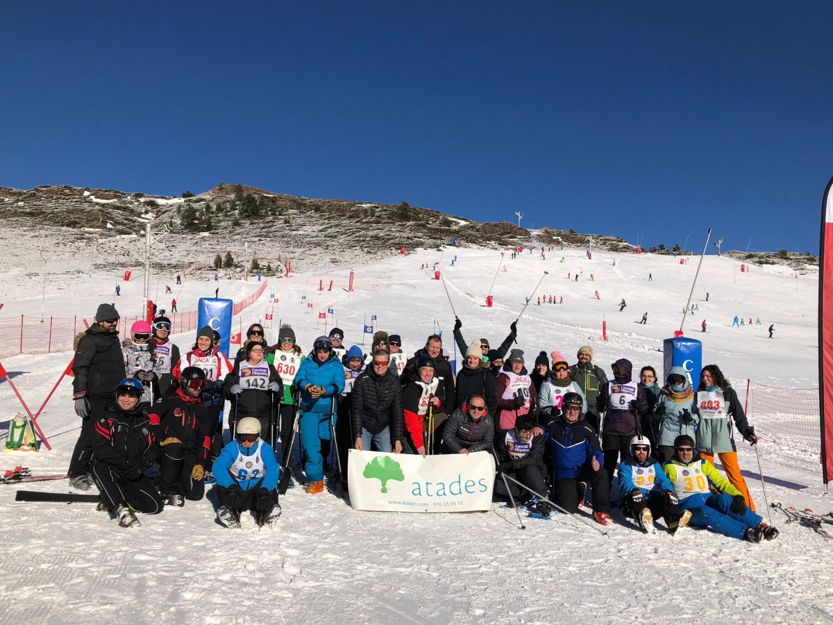 Los participantes en el I Encuentro Inclusivo de Esquí y Responsabilidad Social | Foto de Atades

