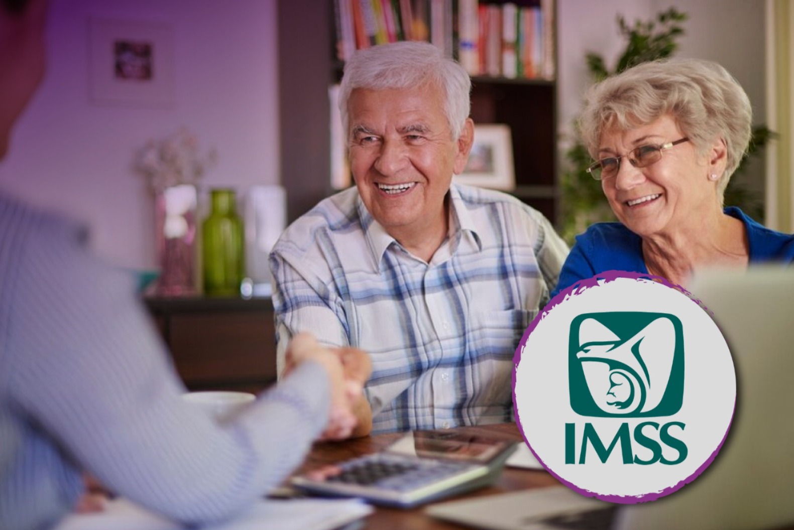 Dos adultos mayores. A la derecha el logo del IMSS.