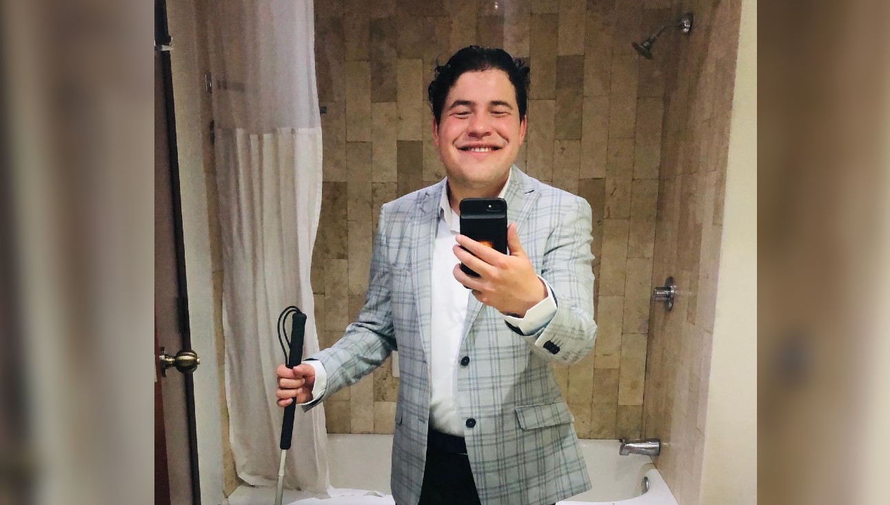 El comediante Alexis "Ojitos de huevo" tomando una selfie frente al espejo