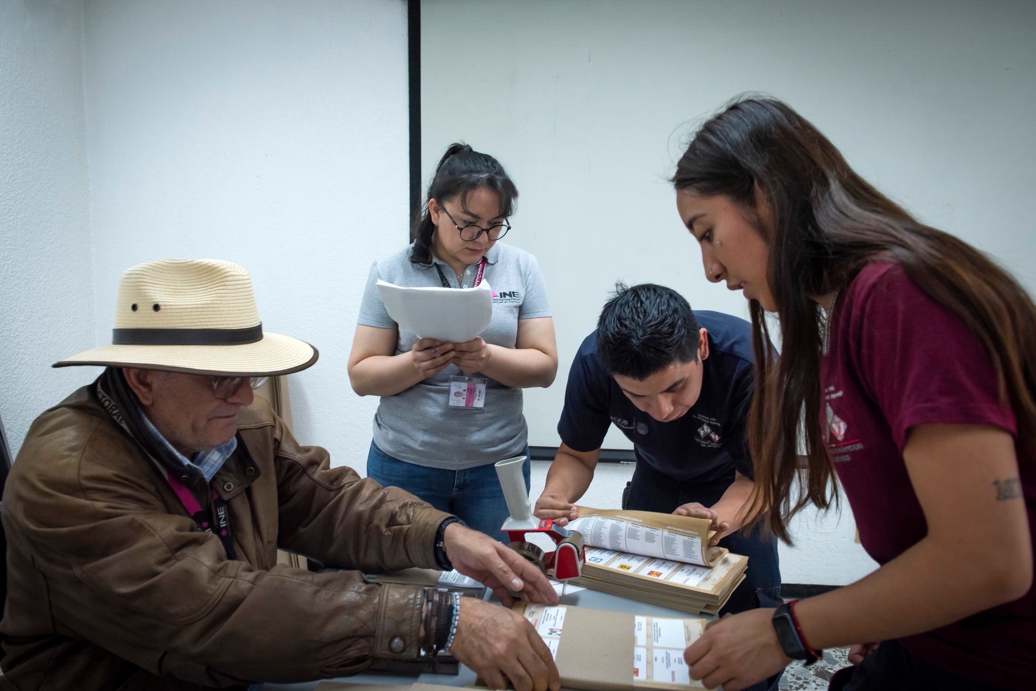 Entrega Talleres Gráficos de México boletas para elección de voto anticipado.