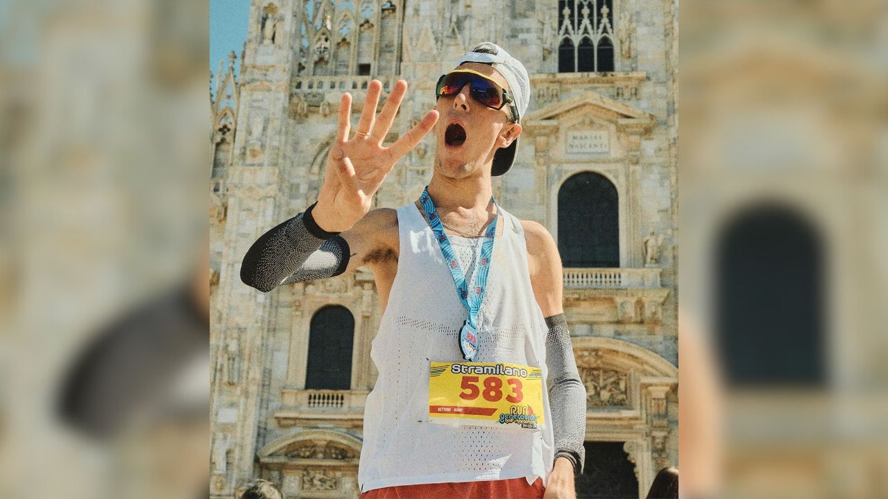 Álex Roca de pie mostrando cuatro dedos de su mano derecha.