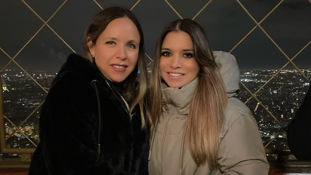 Doris García (a la derecha) y su hija Prys (a la izquierda) en una fotografía de noche.