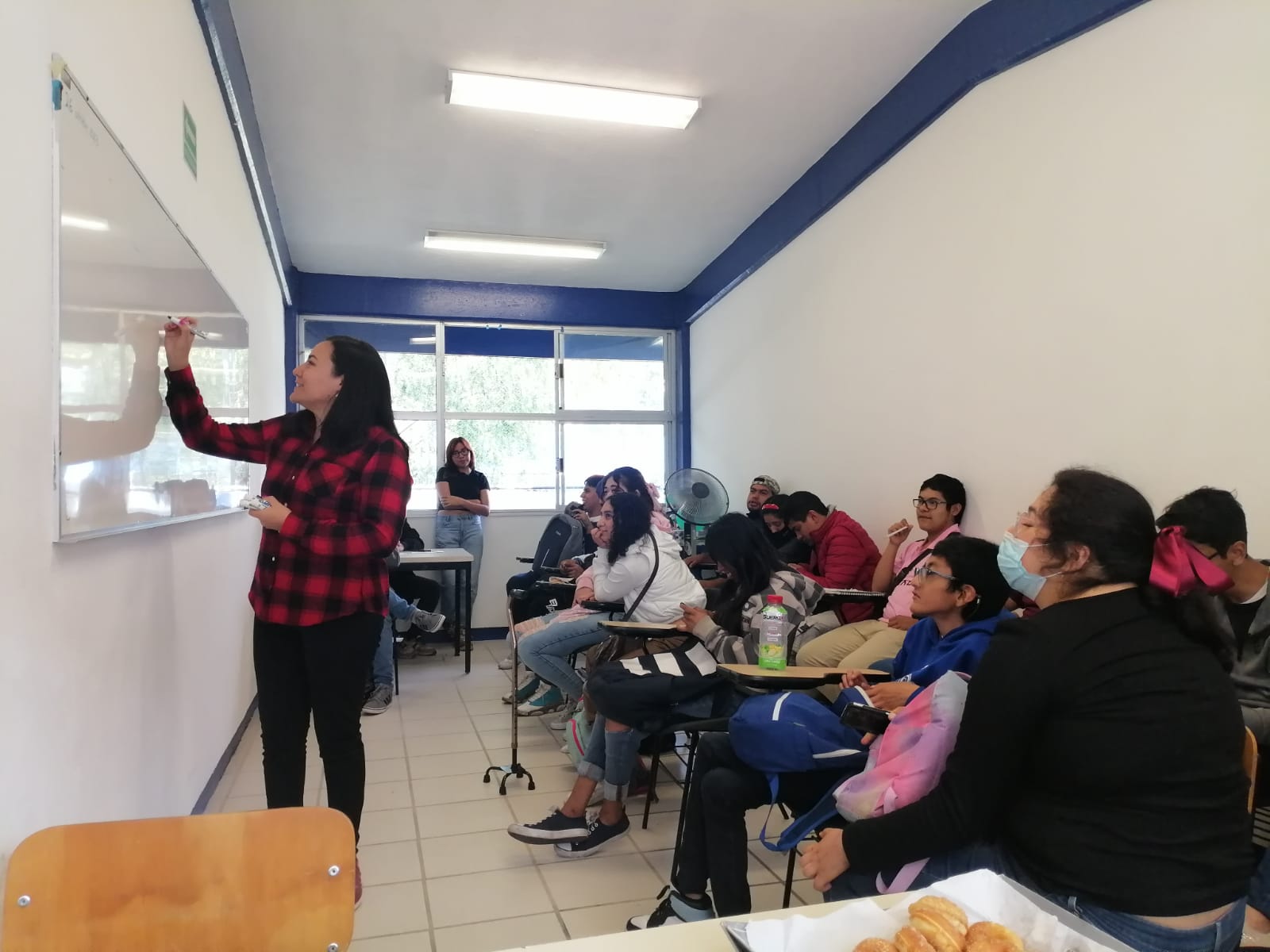 La maestra Rosalía con sus alumnos durante una clase en el CAED