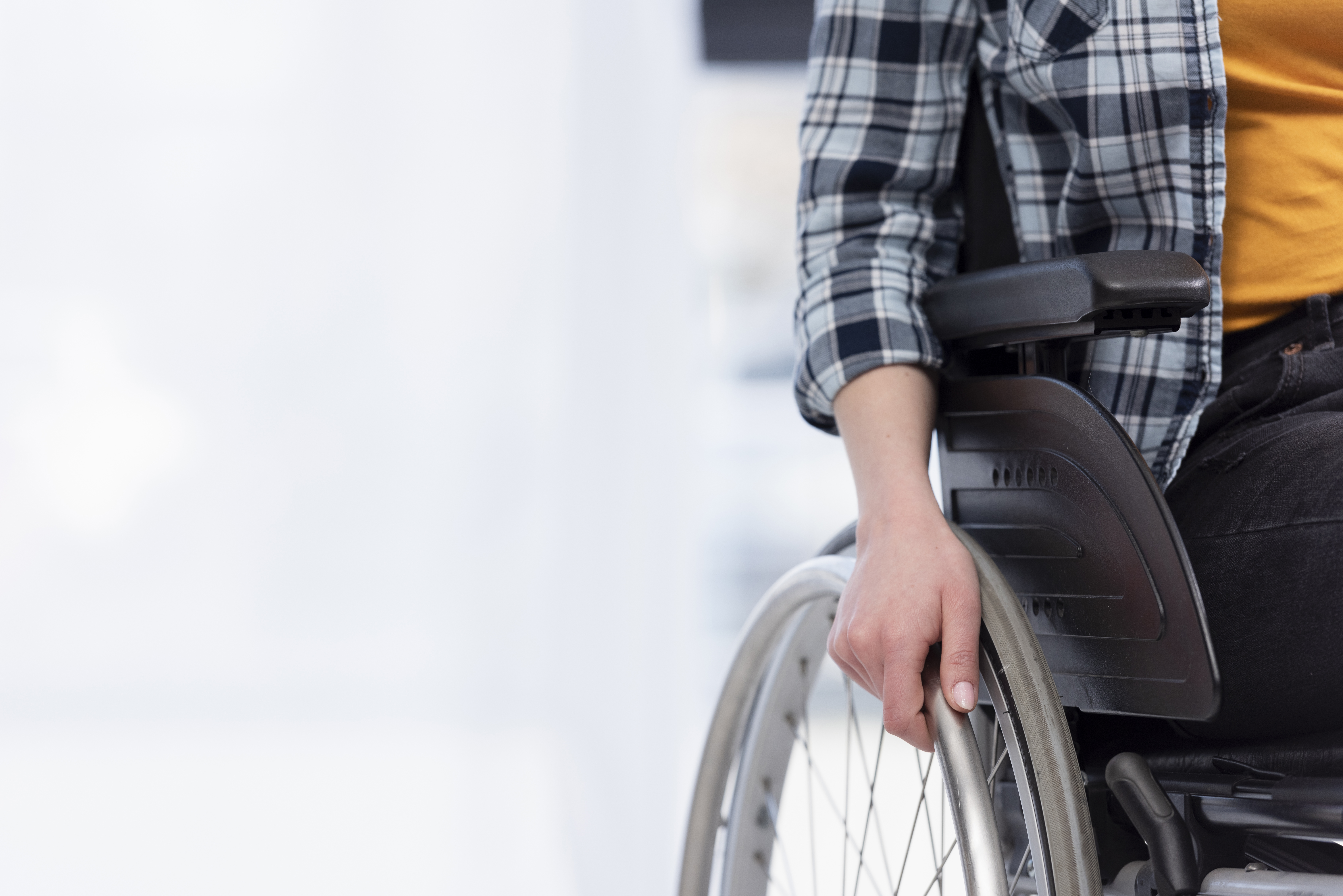 Una persona en silla de ruedas