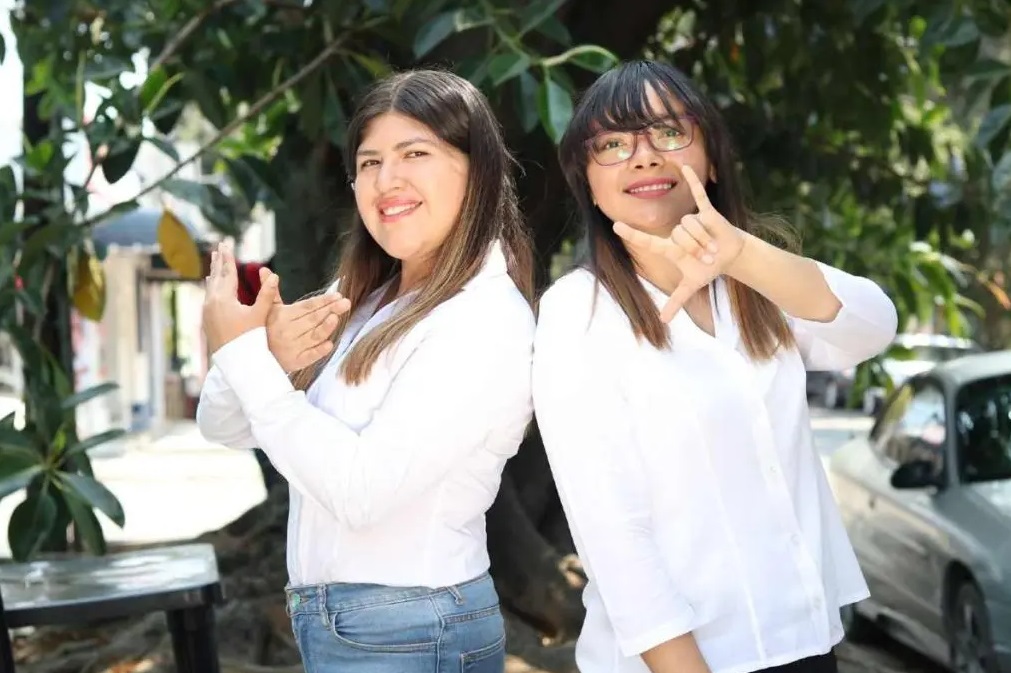 Mitzi Santiago y Rebeca Casas posando para la cámara. Foto: Cortesía Mitzi Santiago y Animal Mx
