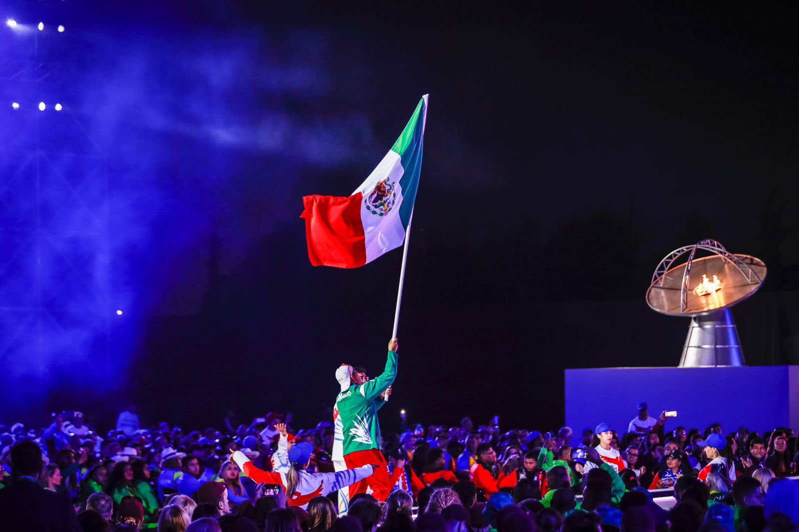 José Román Ruiz Castro, portando la bandera de México en la clausura de los juegos Parapanamericanos Santiago 2023