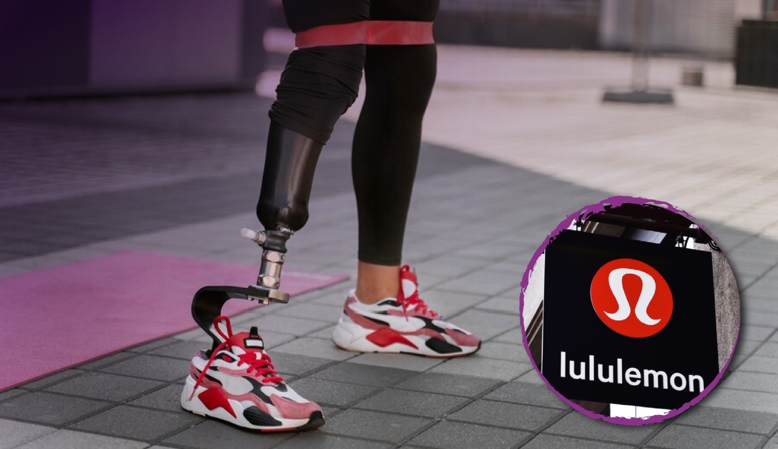 Piernas de un atleta con una prótesis de pierna. Al lado derecho el logo de Lulumon.