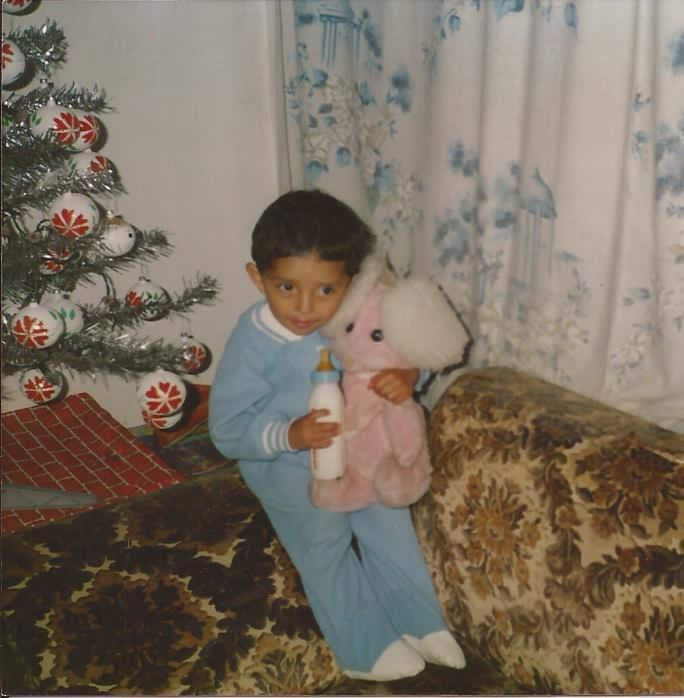 Rubí Gudiño durante Navidad sosteniendo un peluche rosa y su mamila