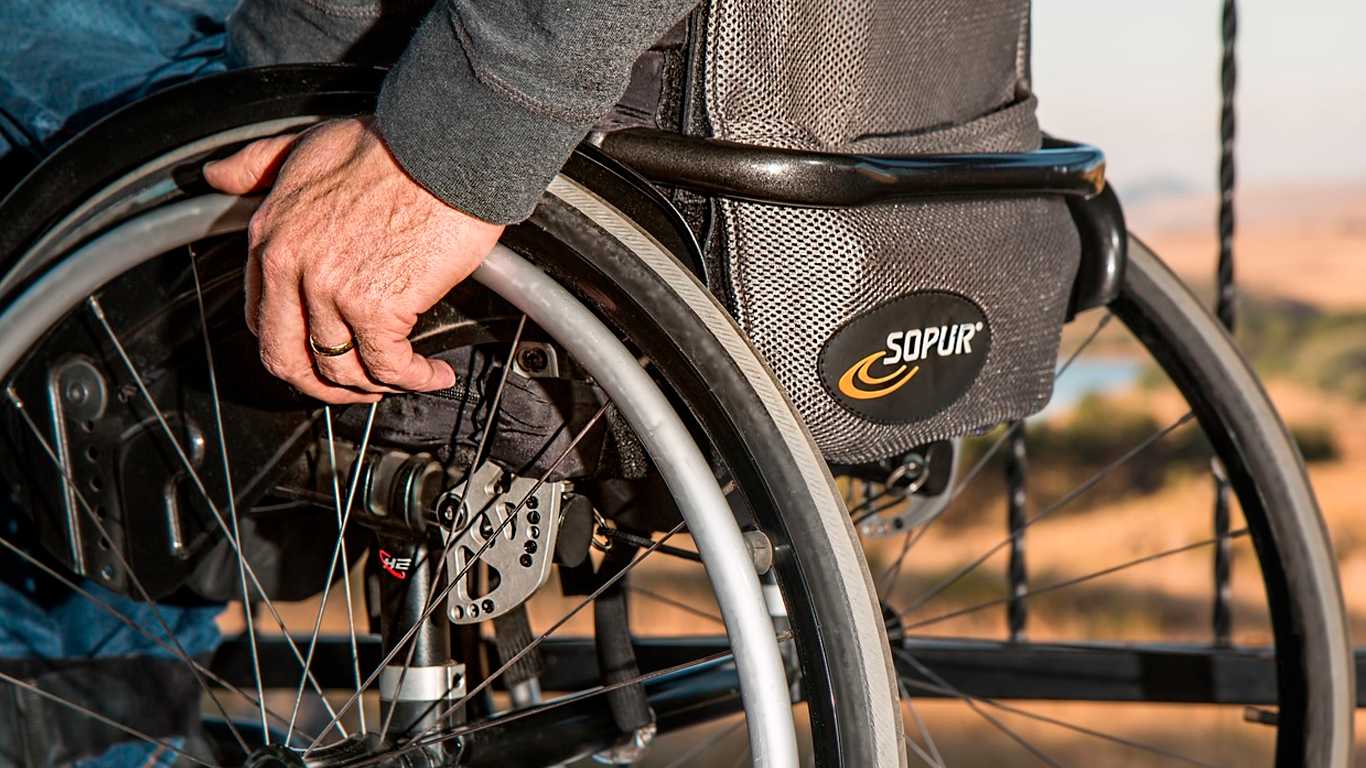 Un hombre en silla de ruedas se prepara para avanzar