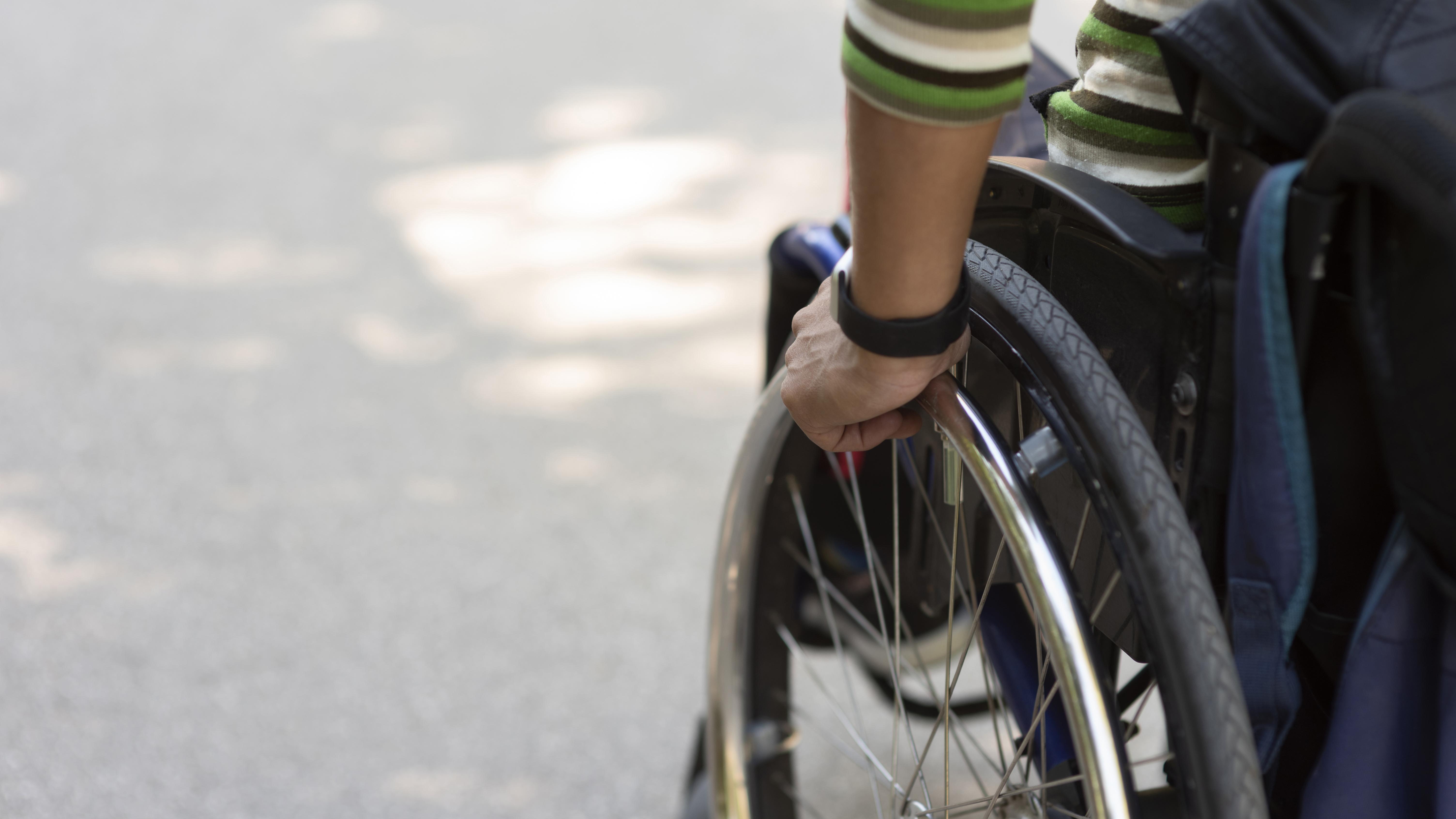 Un acercamiento a las manos de un usuario de silla de ruedas