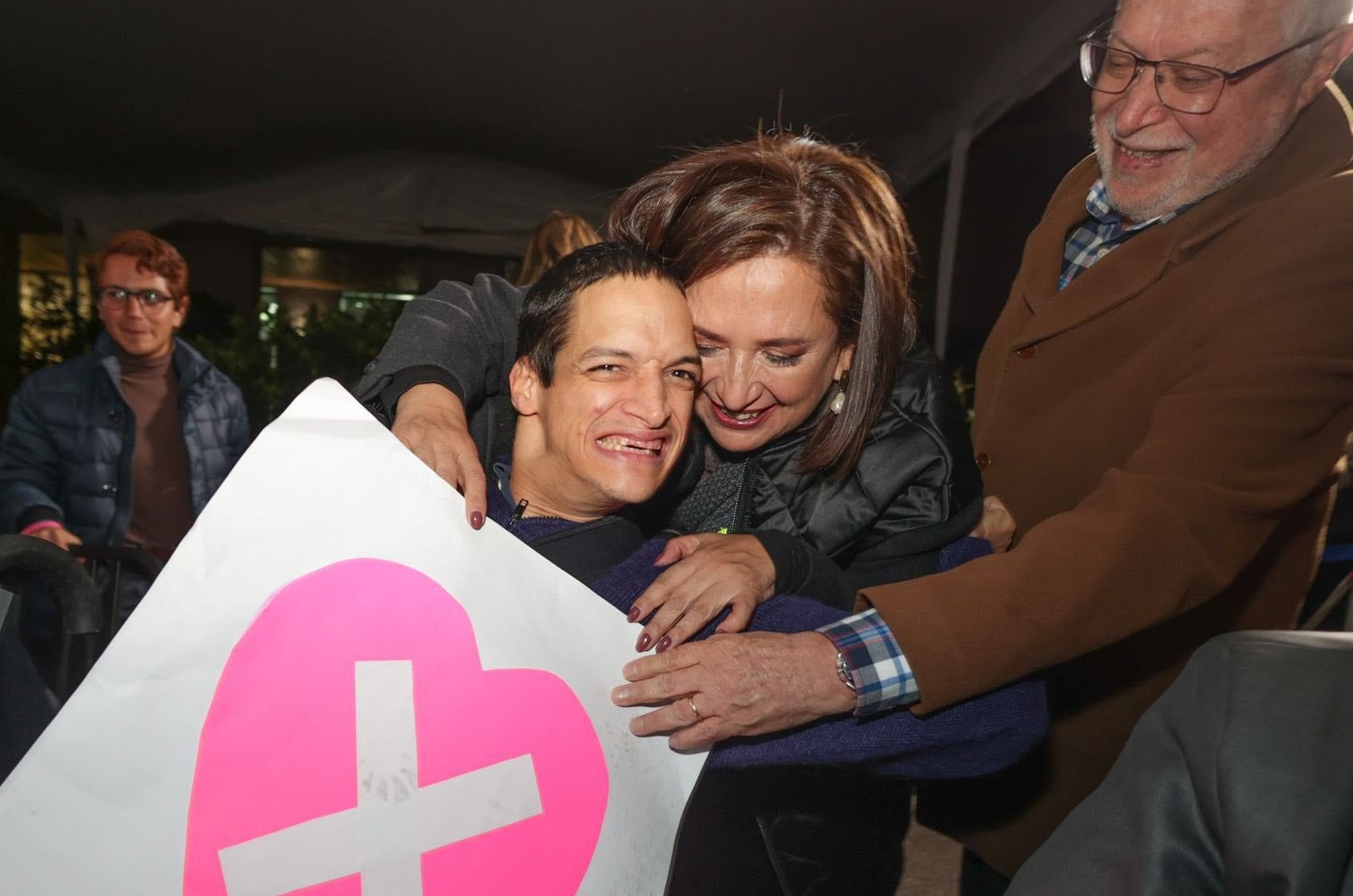 Xóchitl Gálvez abrazando a un joven durante unos de sus eventos