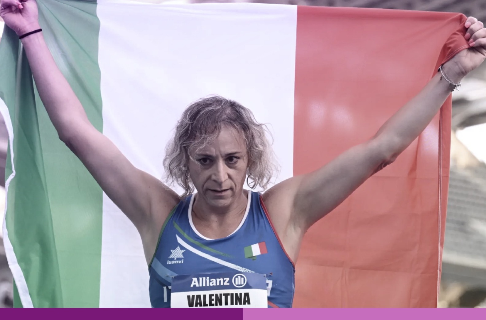 Valentina Petrillo levantando una bandera de Italia.