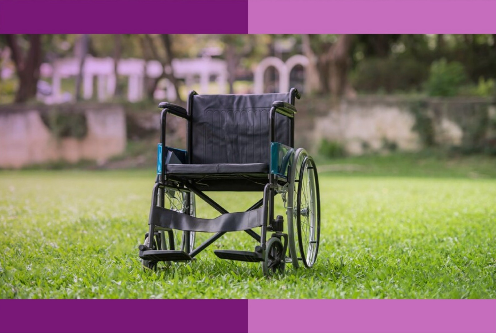 Silla de ruedas en un jardín.