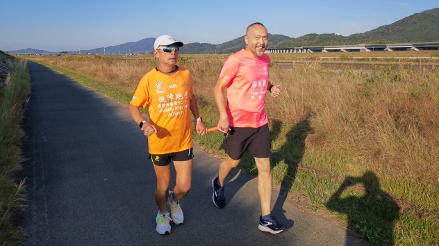 Leung trota junto a un guía durante su reciente carrera de larga distancia en Japón. (The Roly-Poly Inclusion Movement Association)
