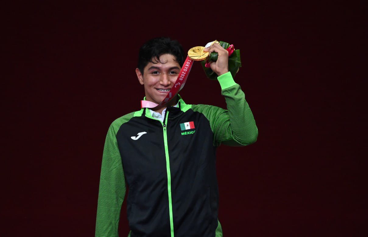 Juan Diego López muestra su medalla de oro en Taekwondo de Tokyo 2020