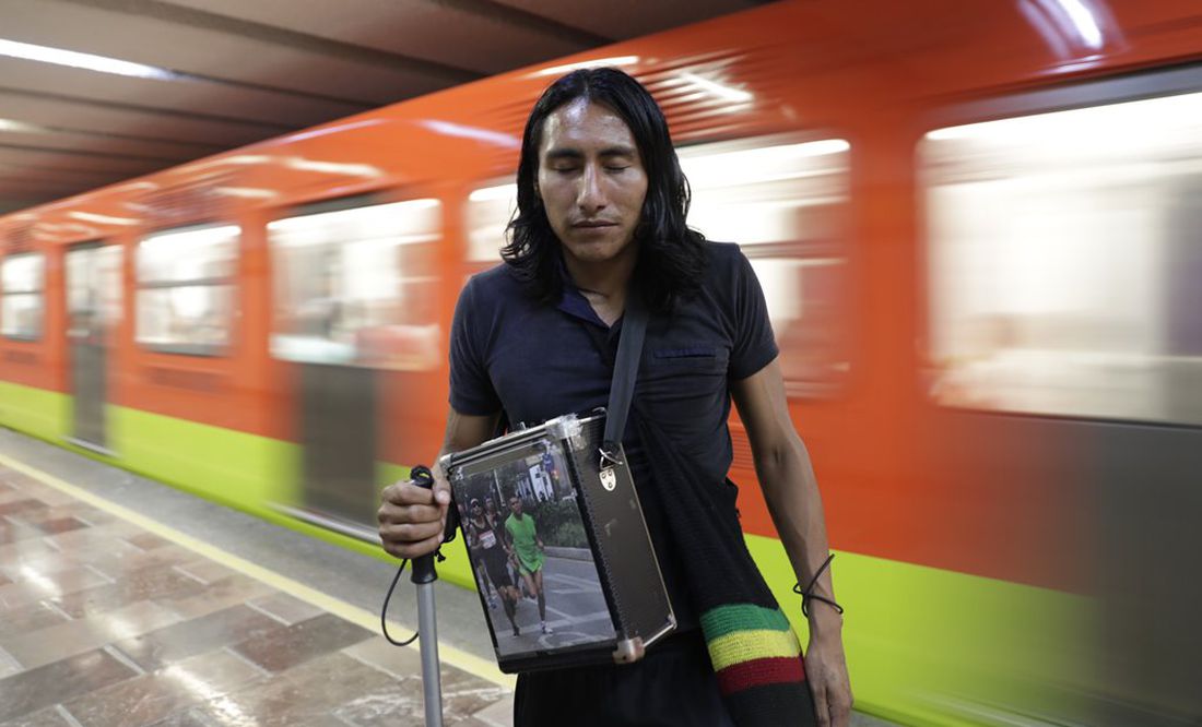 Alejandro Pacheco, atleta con discapacidad visual detenido en el Metro. Foto: Ivan Stephens / EL UNIVERSAL
