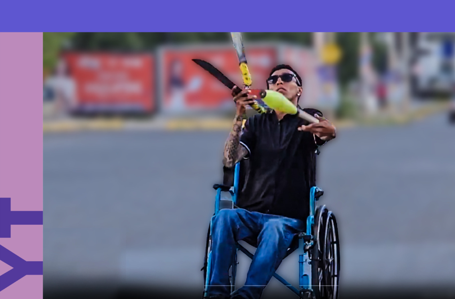 Erik Eduardo haciendo malabares sentado en una silla de ruedas.