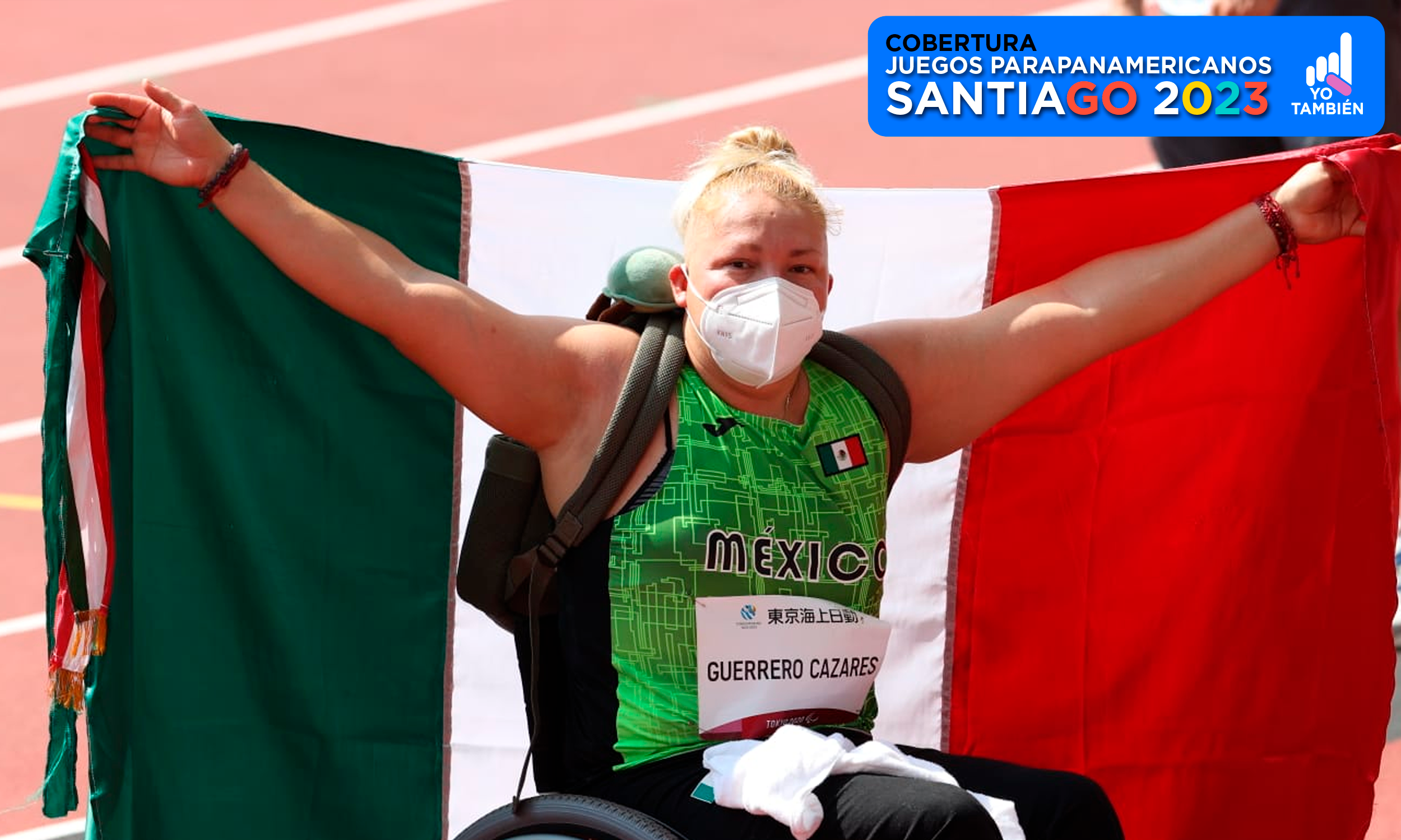 Paratleta mexicana en silla de ruedas celebra victoria con la bandera del país