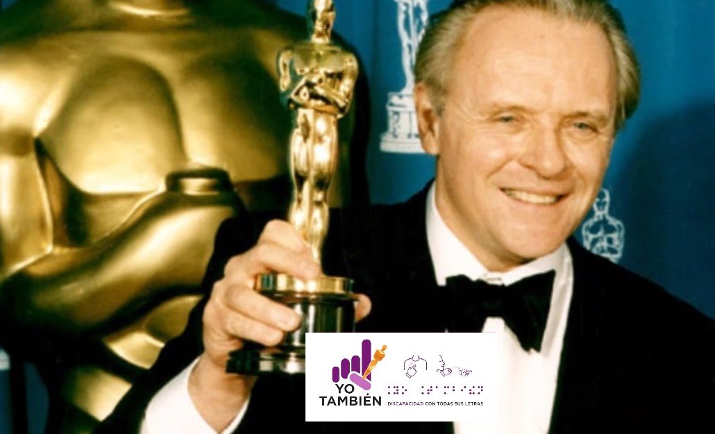 Fotografía de Anthony Hopkins sosteniendo una estatuilla del Oscar.
