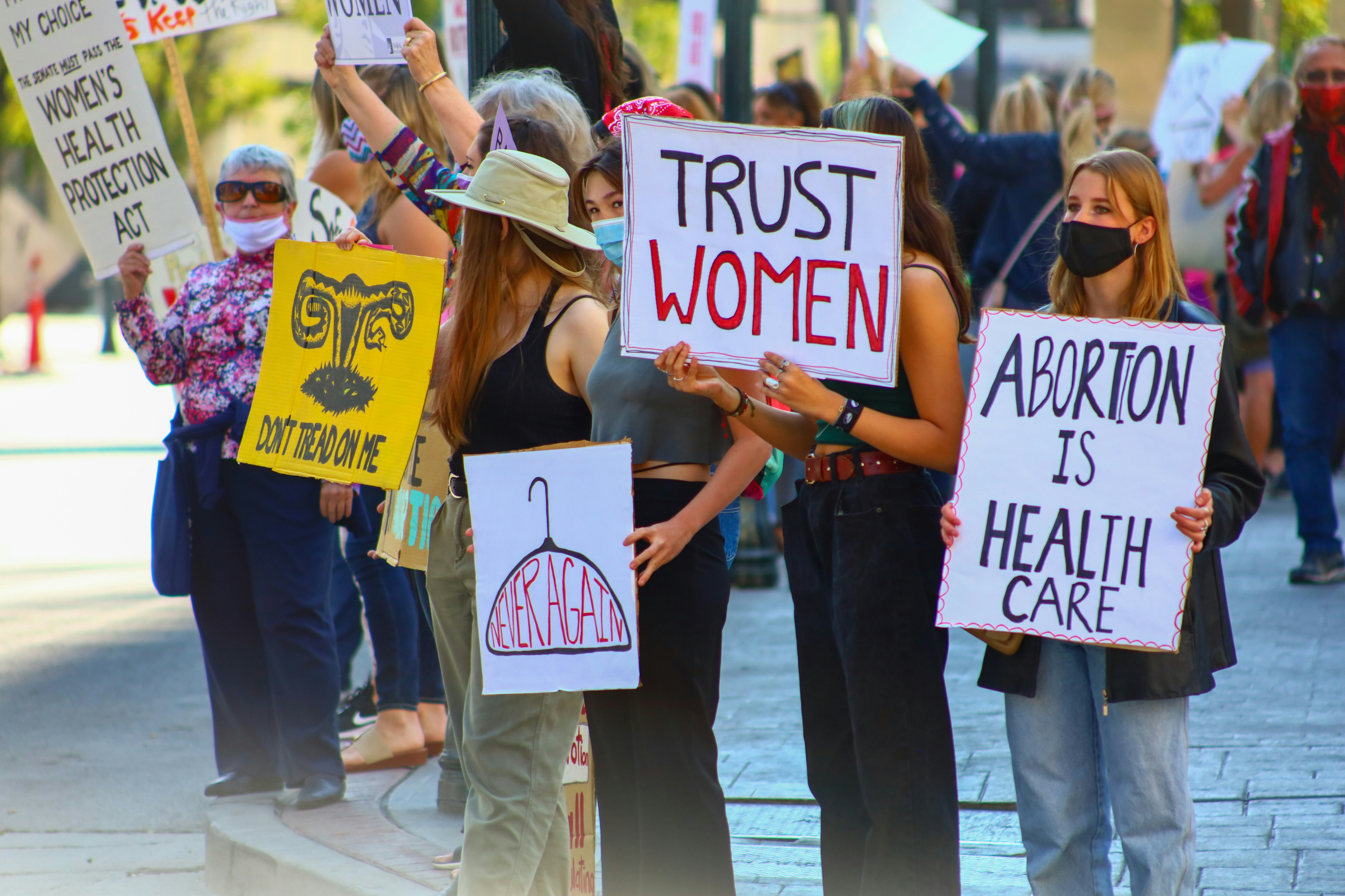 Mujeres protestando con cárteles a favor del aborto en Estados Unidos.