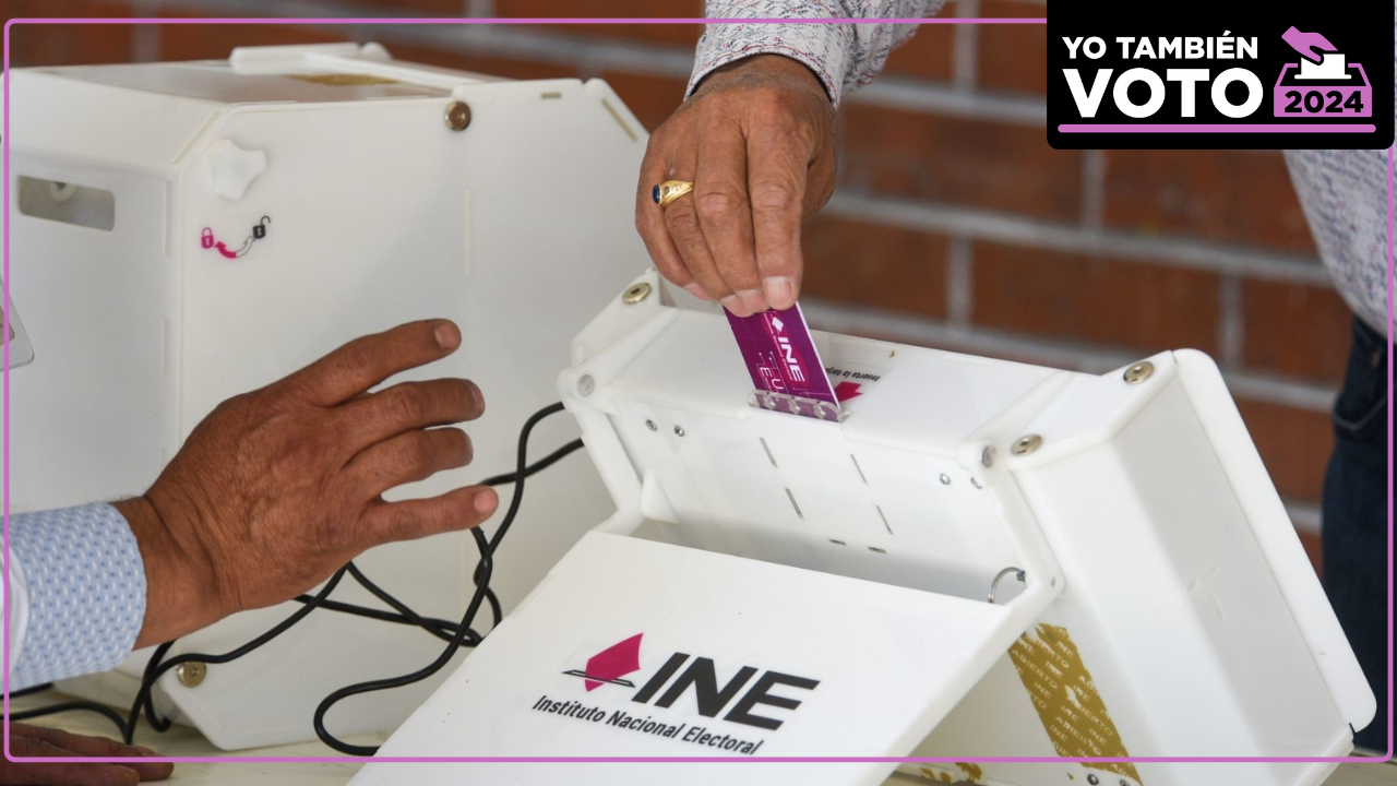 Mano de una persona votando de manera electrónica.